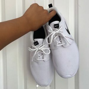 White nike roshe run, size 7.5